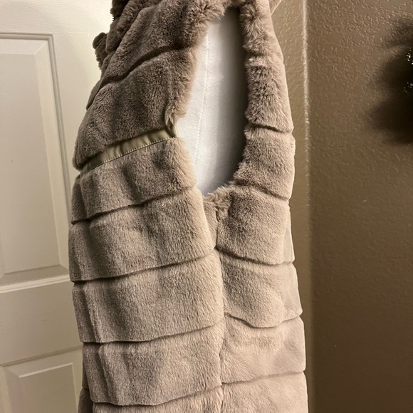 GUESS Women's Tan Faux Fur Vest BRAND NEW SIZE L - Picture 2 of 5